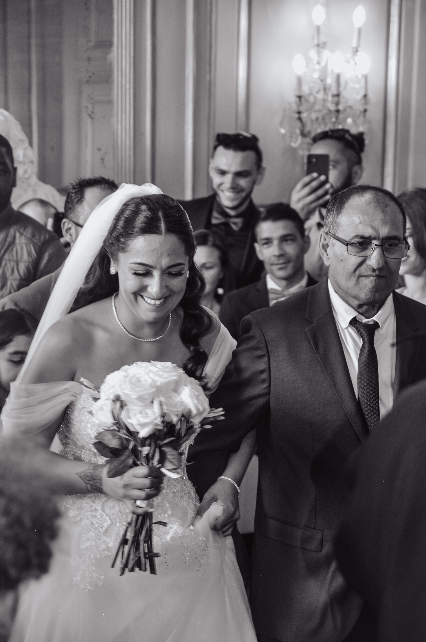 photo en noir et blanc d'une mariée