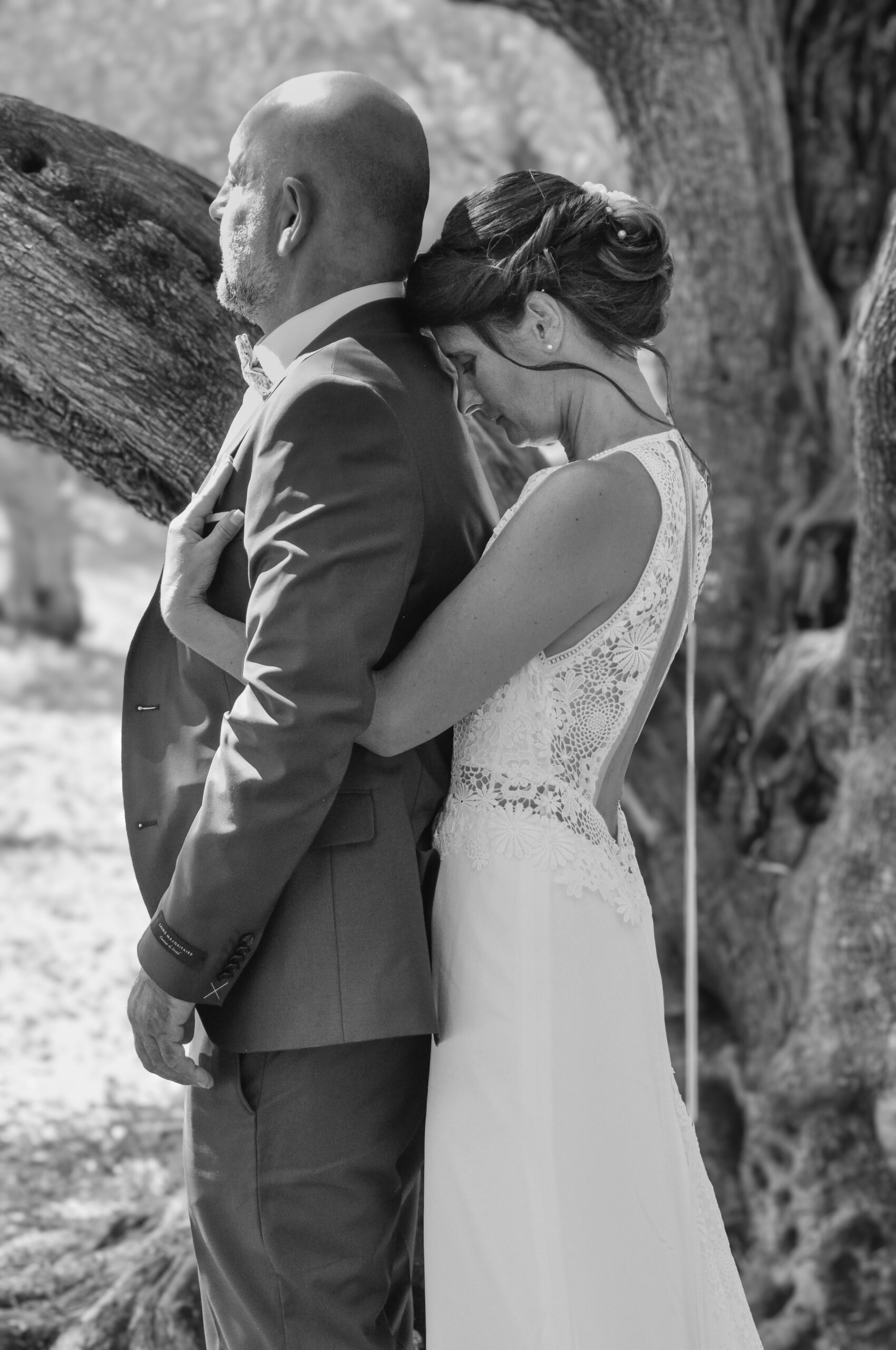 photo en noir et blanc d'un couple de mariés