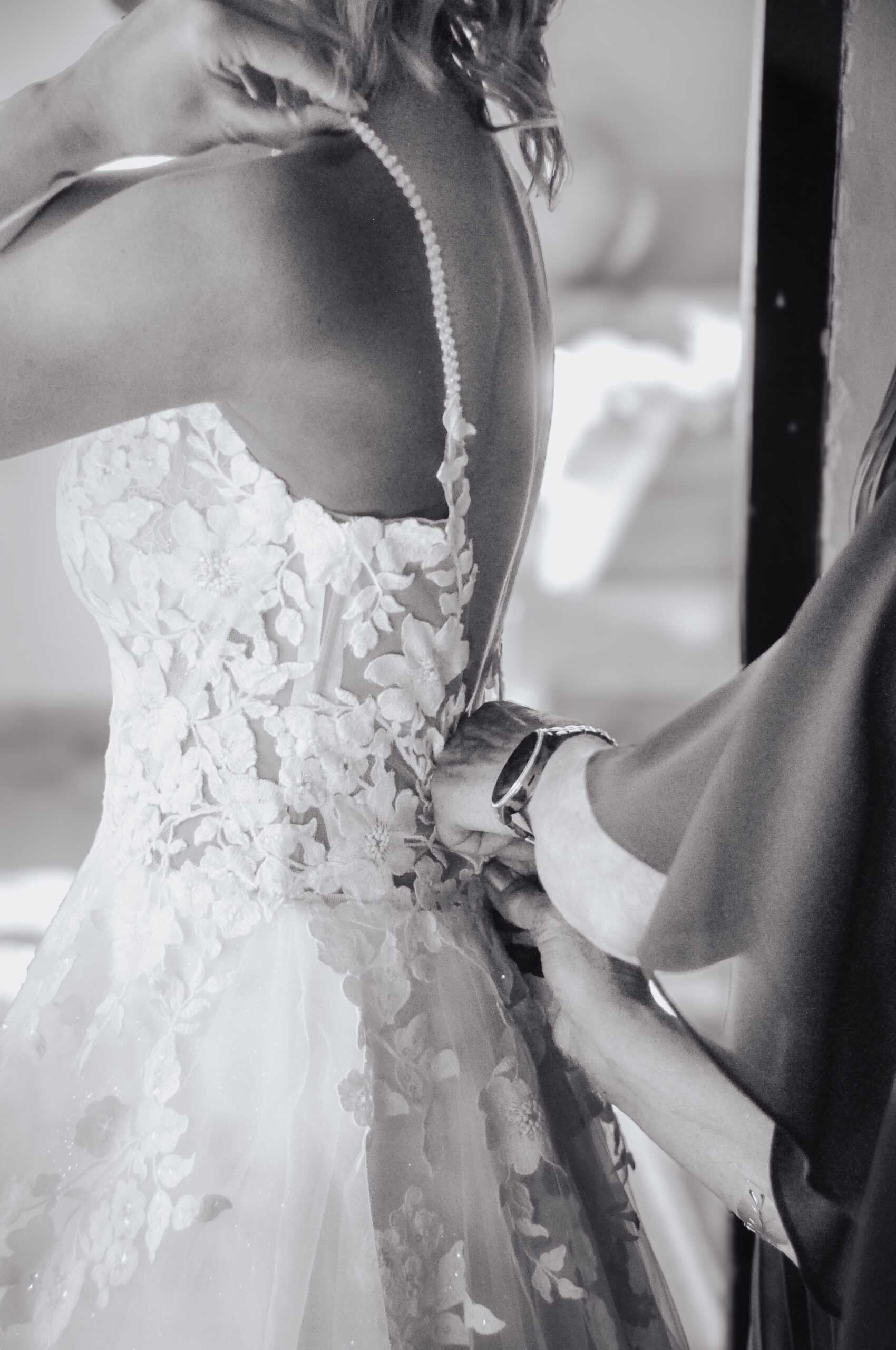 photo en noir et blanc des détails de la robe d'une mariée