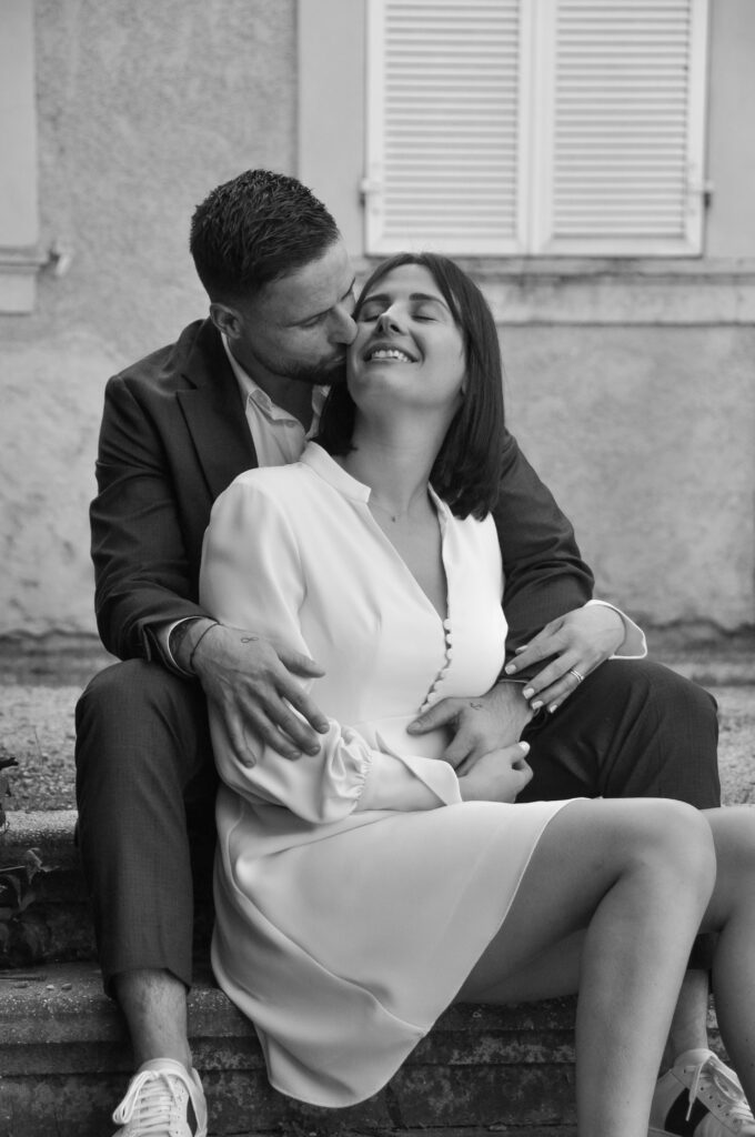 photo en noir et blanc d'un couple lors d'un shooting de mariage