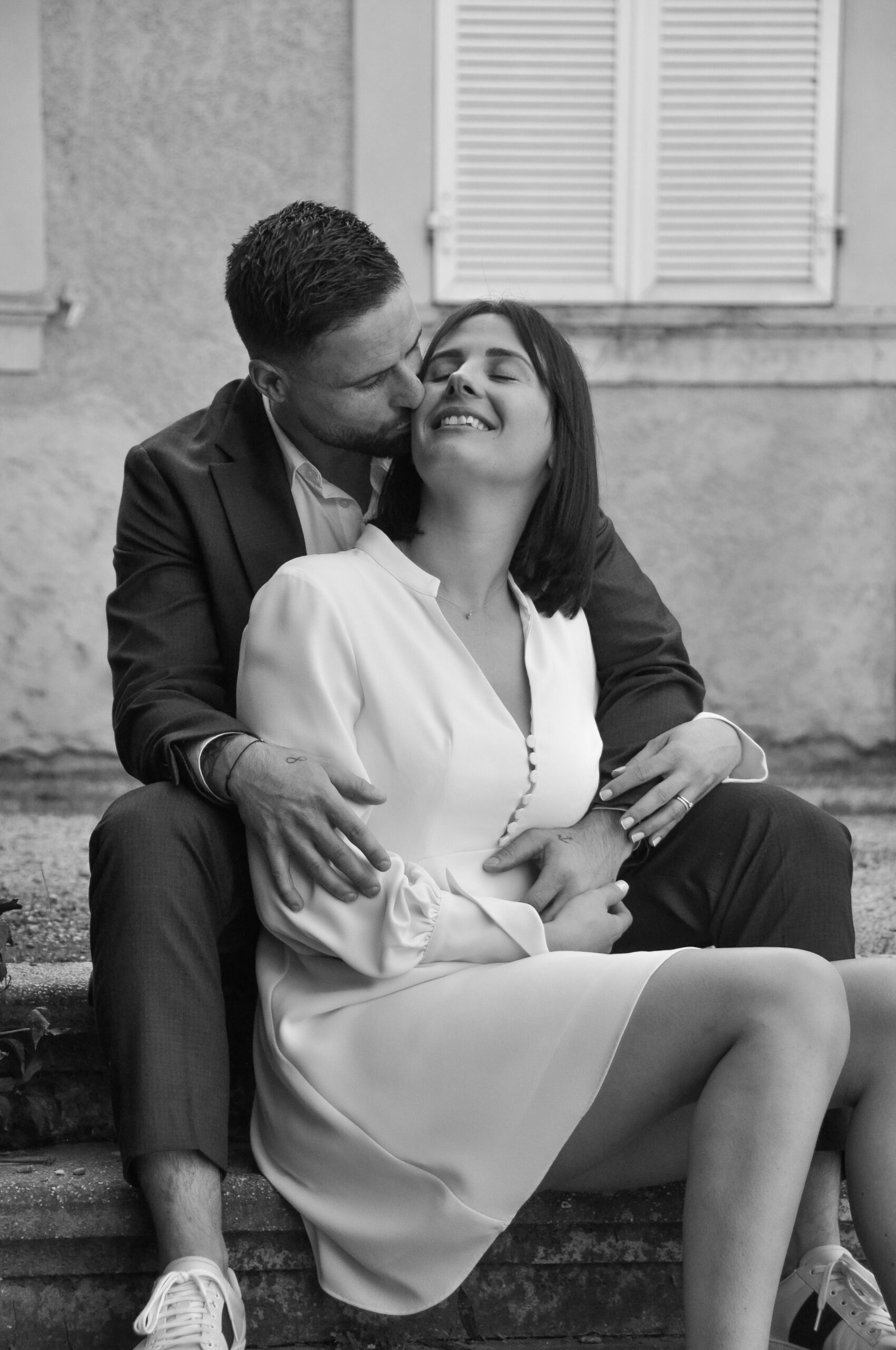 photo en noir et blanc d'un couple lors d'un shooting de mariage