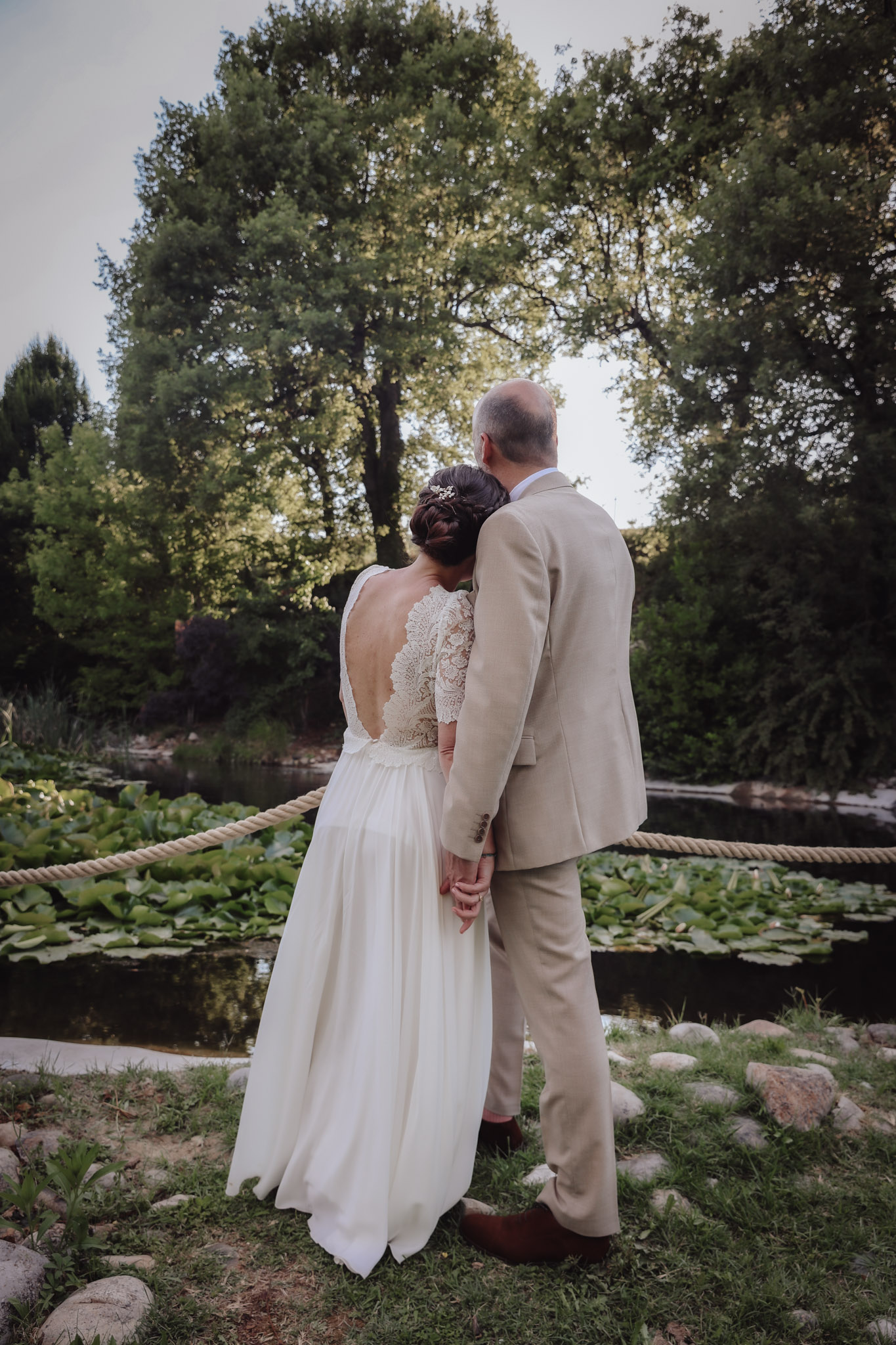mariage emmanuelle et mathieu mariage provençale à Forcalquier aux Collines de Manon photo de couple devant l'étang