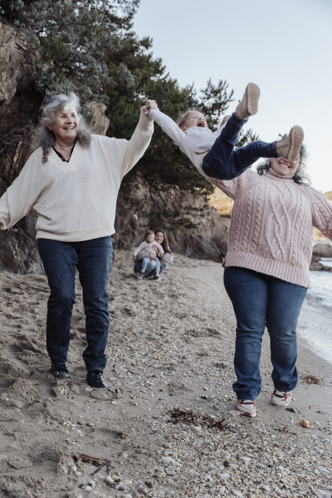 photo de famille avec enfant et leurs maman à la plage un soirée de décembre
