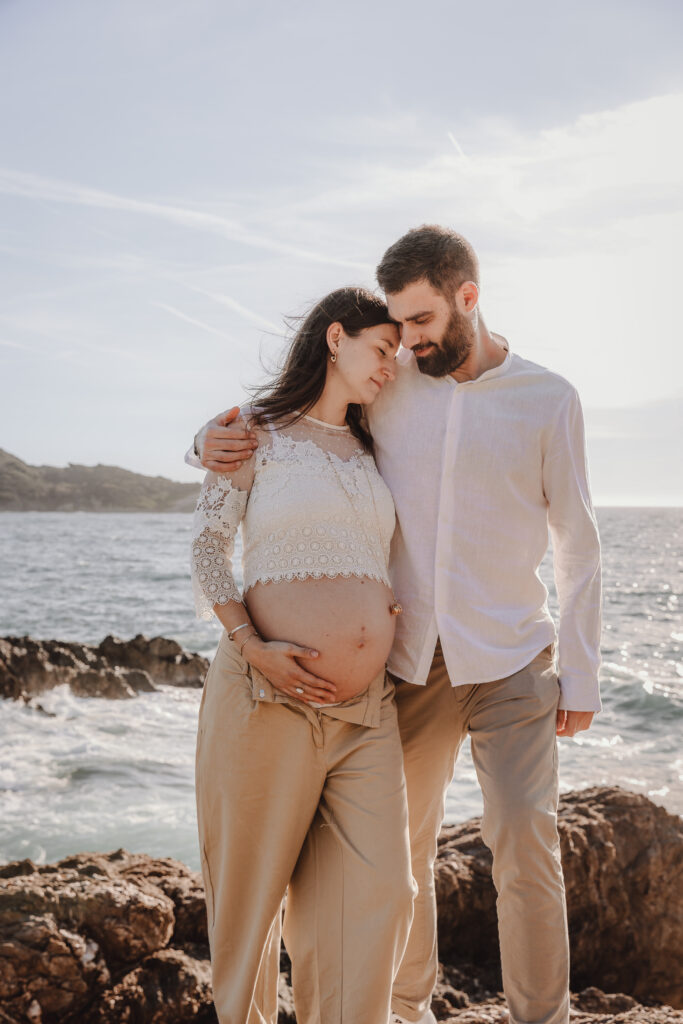 couple homme et femme shooting grossesse île de Porquerolles