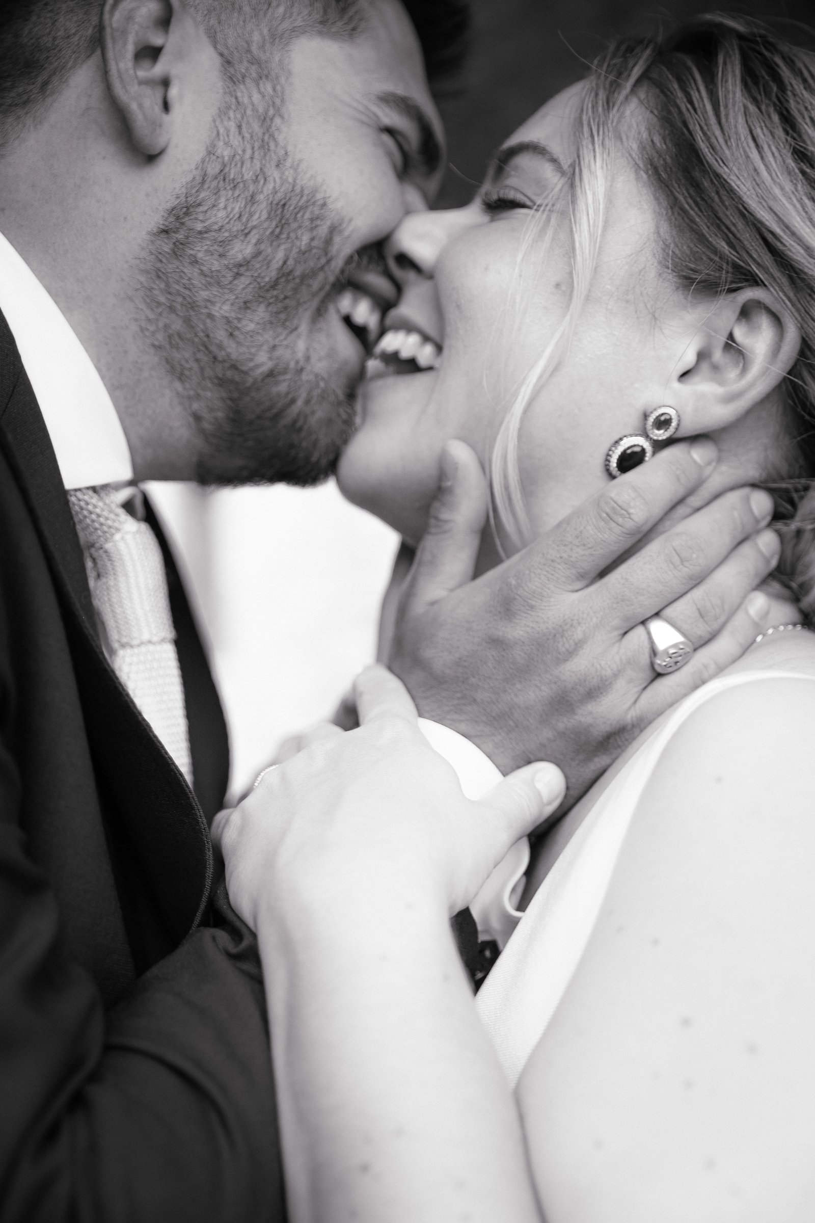 photo noire et blanc mariage baiser amoureux